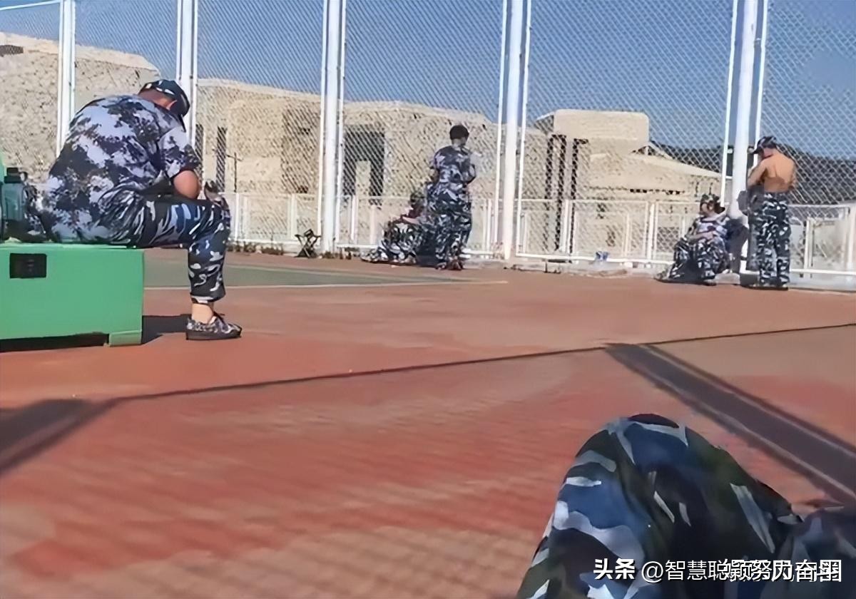 广东某大学一女生因军训太热，脱到只剩内衣，被*拍偷**之后引热议