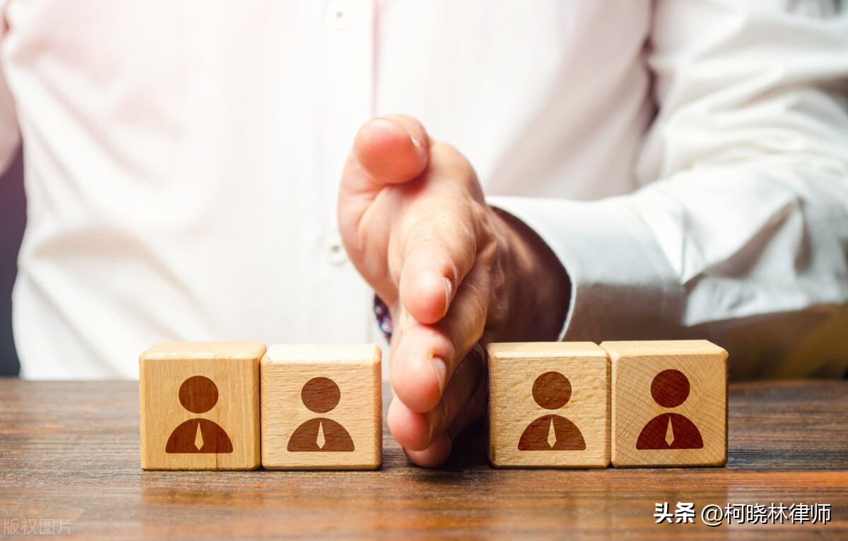 法院开庭被告不去是按什么判决呢,离婚开庭一方不到场怎么判决