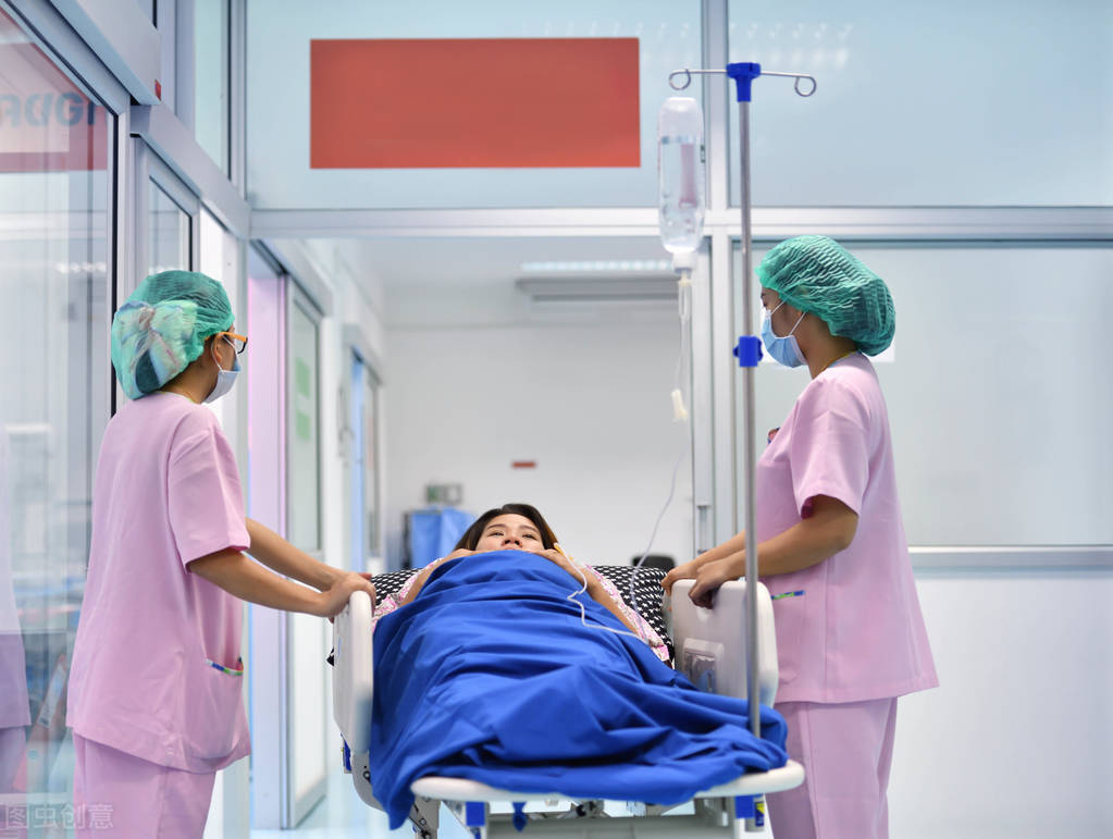 孕妇难产丈夫跪求医生别救,孕妇哭着求剖腹产