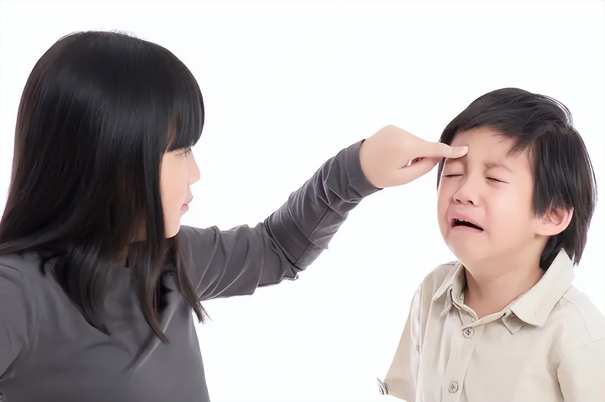 哥哥踩着弟弟胳膊喂饭,哥哥踩住弟弟的胳膊喂饭