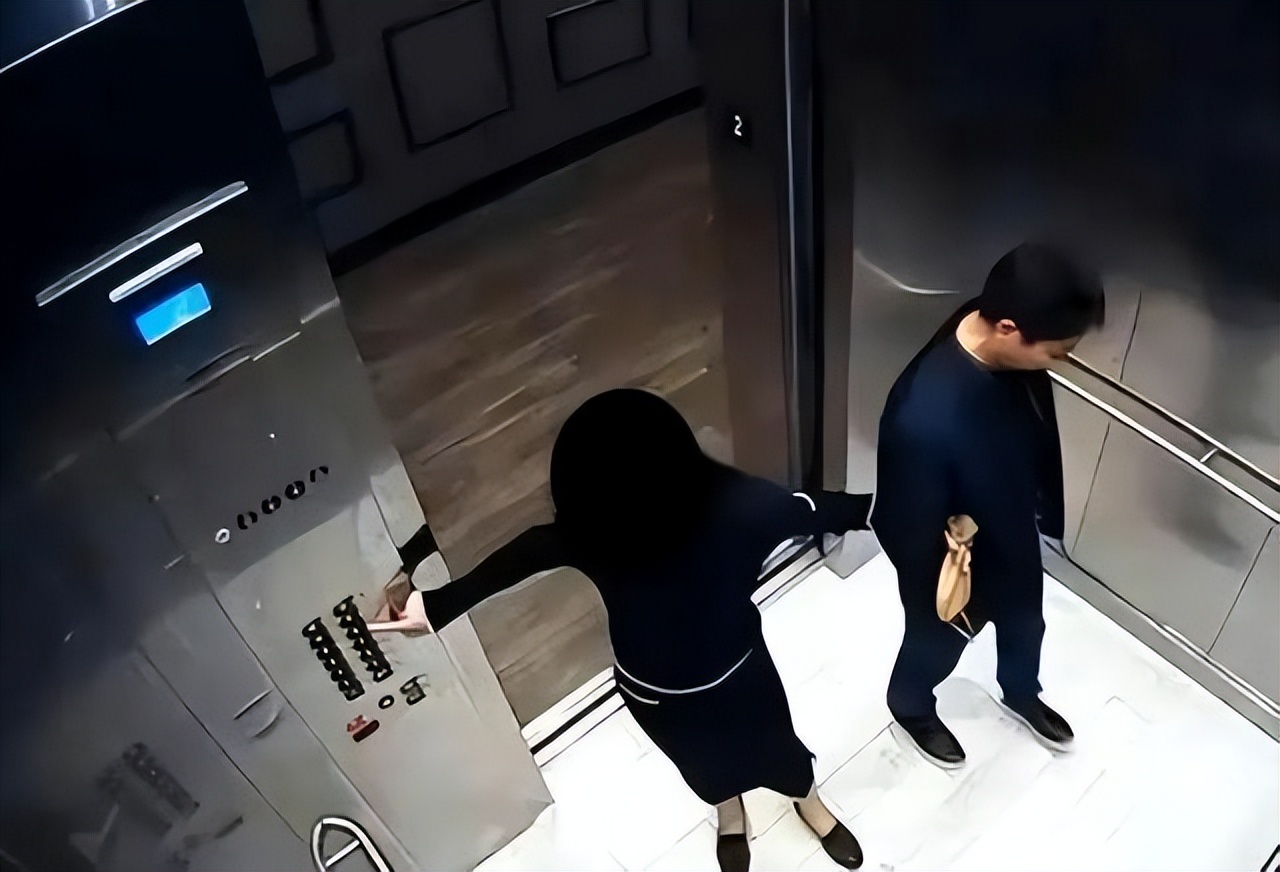 刘强东章泽天高调秀恩爱,刘强东章泽天英国参加婚礼照片