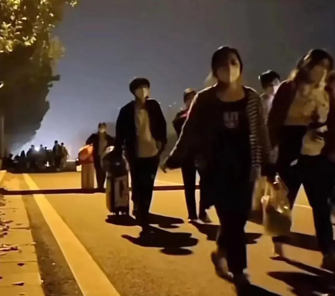 富士康大批员工徒步返乡，混乱现象是怎么造成的，听内部员工讲述