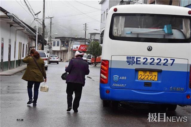 客运司机连续13年为村民带货,乡村公交车司机帮村民带货