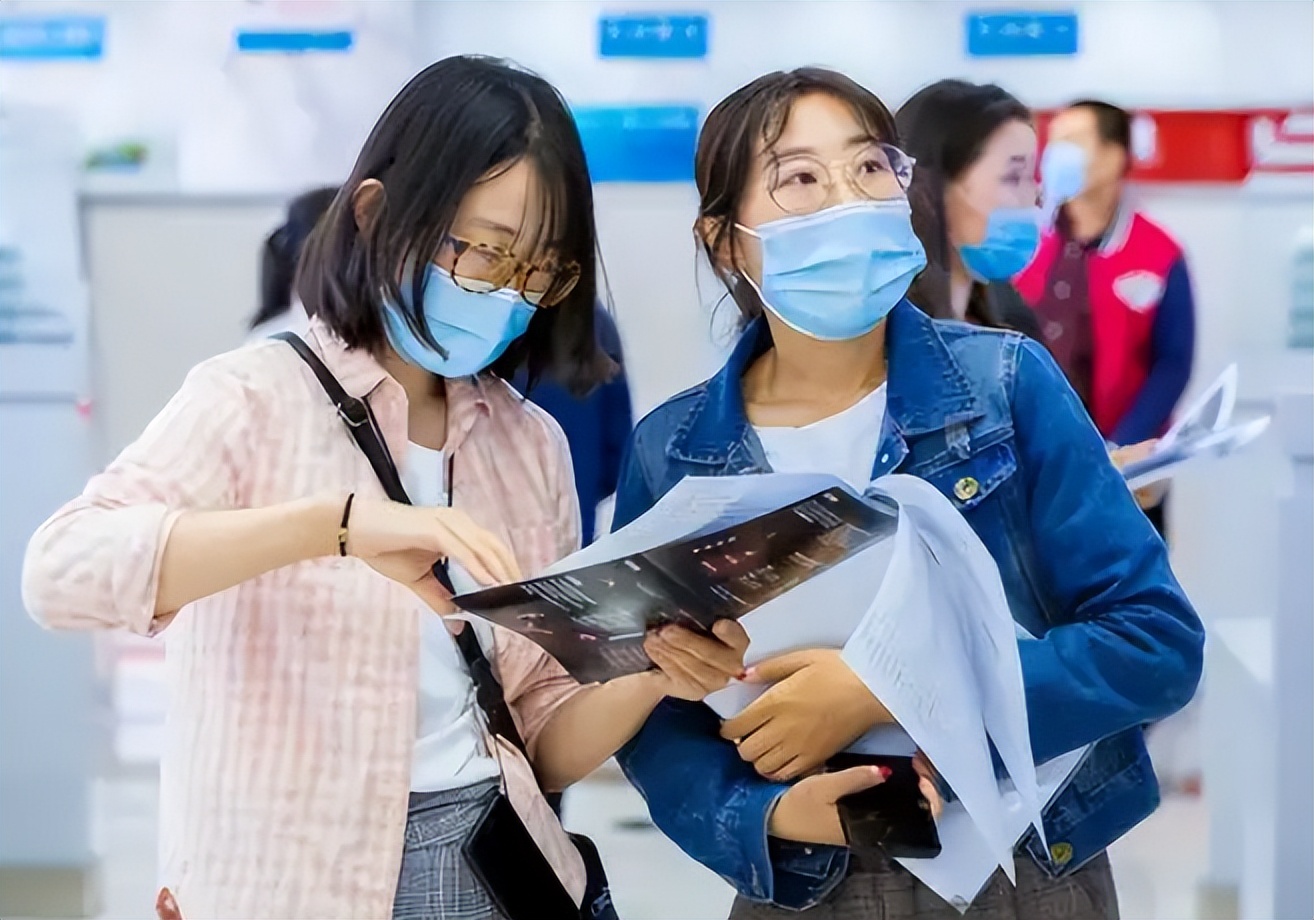 毕业生入职中国*草烟**,晒出工资条惹人羡慕,公积金太“秀”了