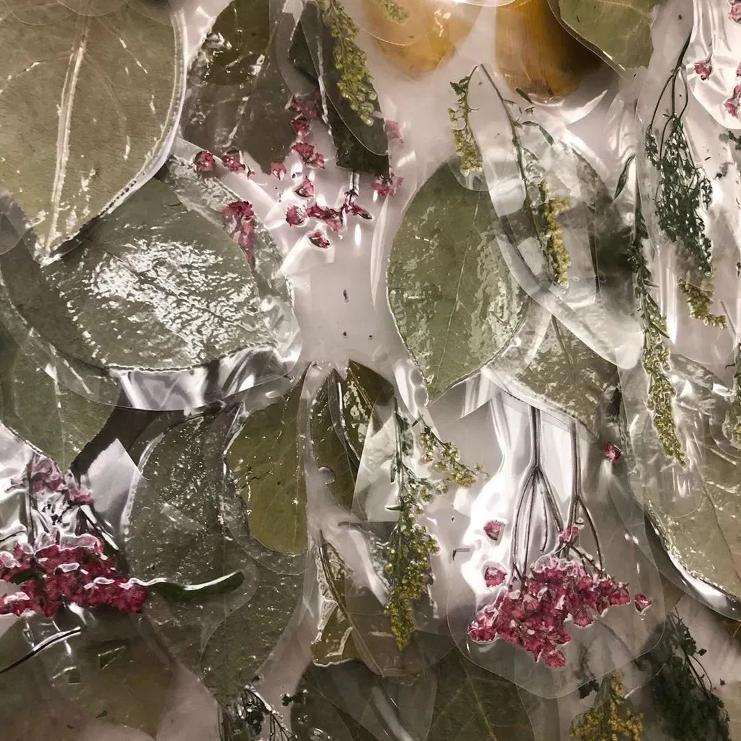 将鲜花封存,变成华服,玩转自然材料的日本设计师