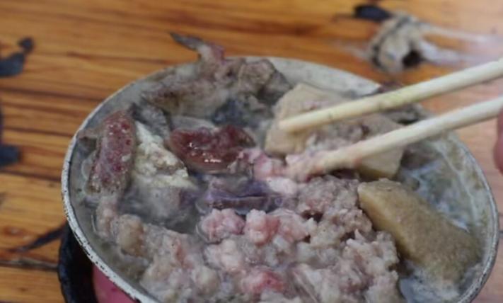 全国最便宜的早酒，10元小火锅配2元无限续杯白酒，大爷天天来吃