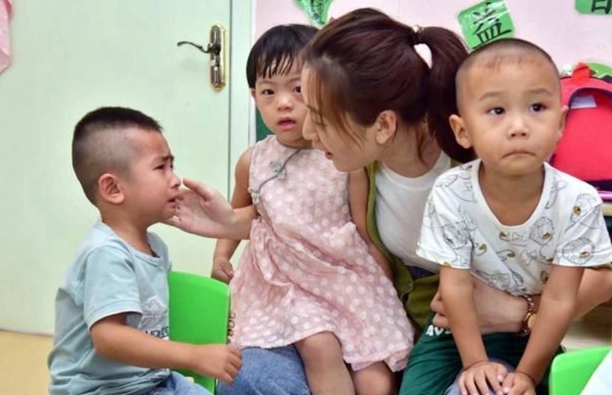 宝宝爱打人,父母不要以暴制暴,4个方法比说“不可以”还管用