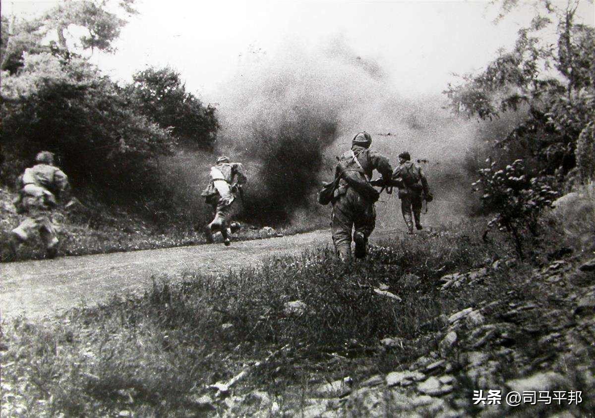 会打仗的*队军**不少见，但主动弯腰帮老百姓收庄稼的，可能只此一支