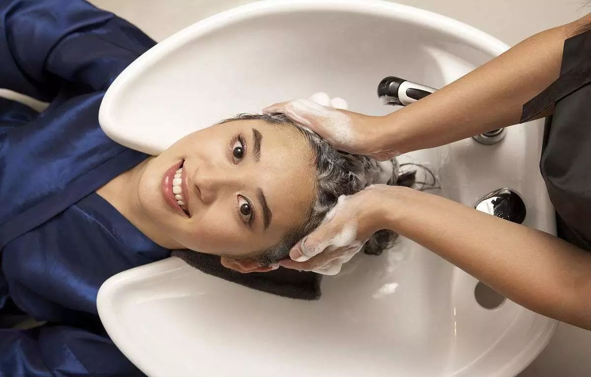 月子期间洗头洗澡会不会得月子病,产后坐月子一般多久可以洗头