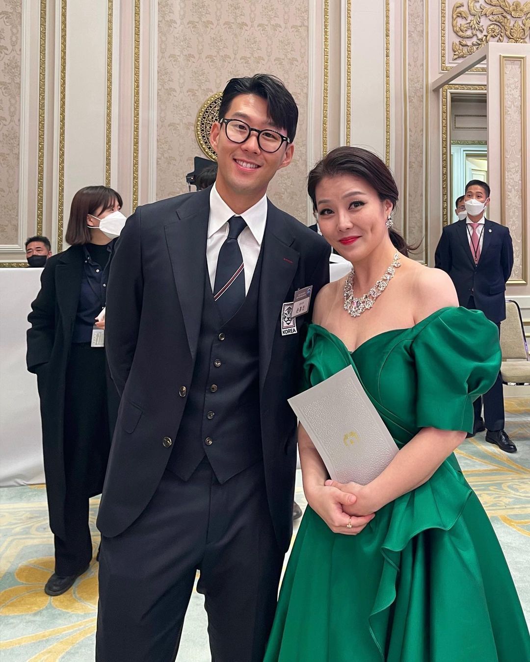 有牌面！孙兴慜和韩国总统、总统夫人站在一起，并赠送世界杯战袍