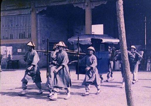 日军兽行：当着男人的面玷污了女儿，临走还残忍割下妻子乳房