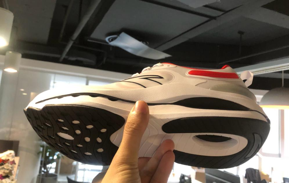 谷爱凌同款跑鞋太帅了，镂空跑鞋科技感强，安踏设计赶超李宁？