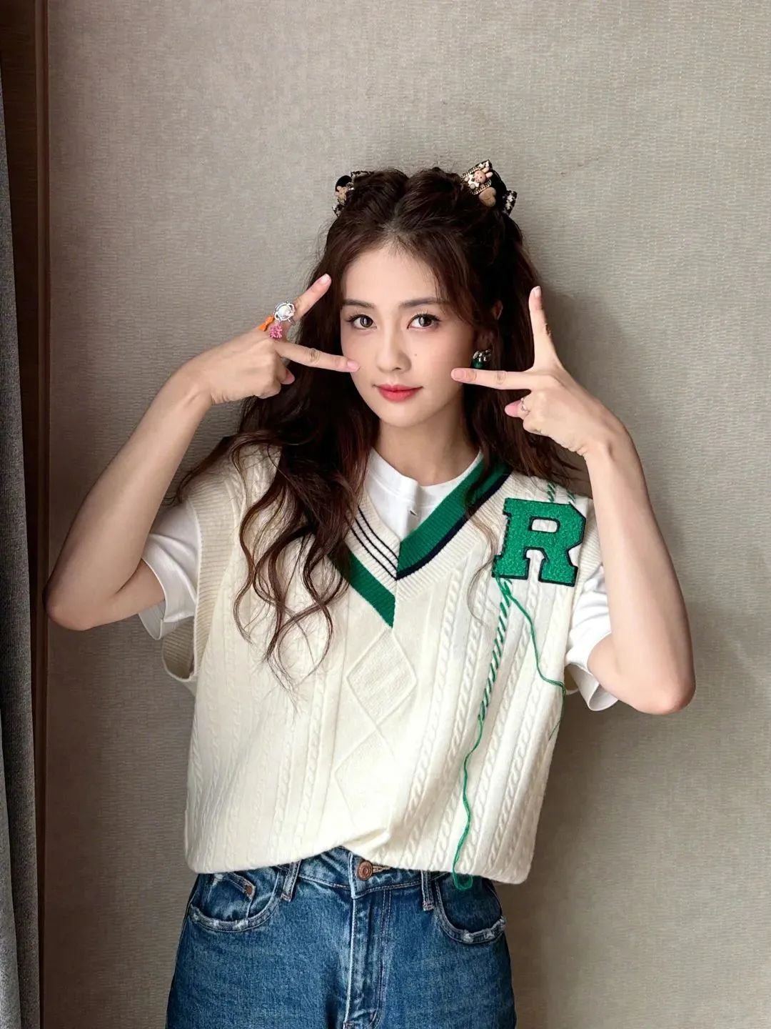 别再披头散发了教你一招秒变女神,今年别再披头散发了三款减龄发型