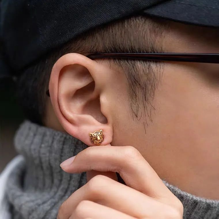 迎财神要摆几样东西最好,手捧元宝的财神金子