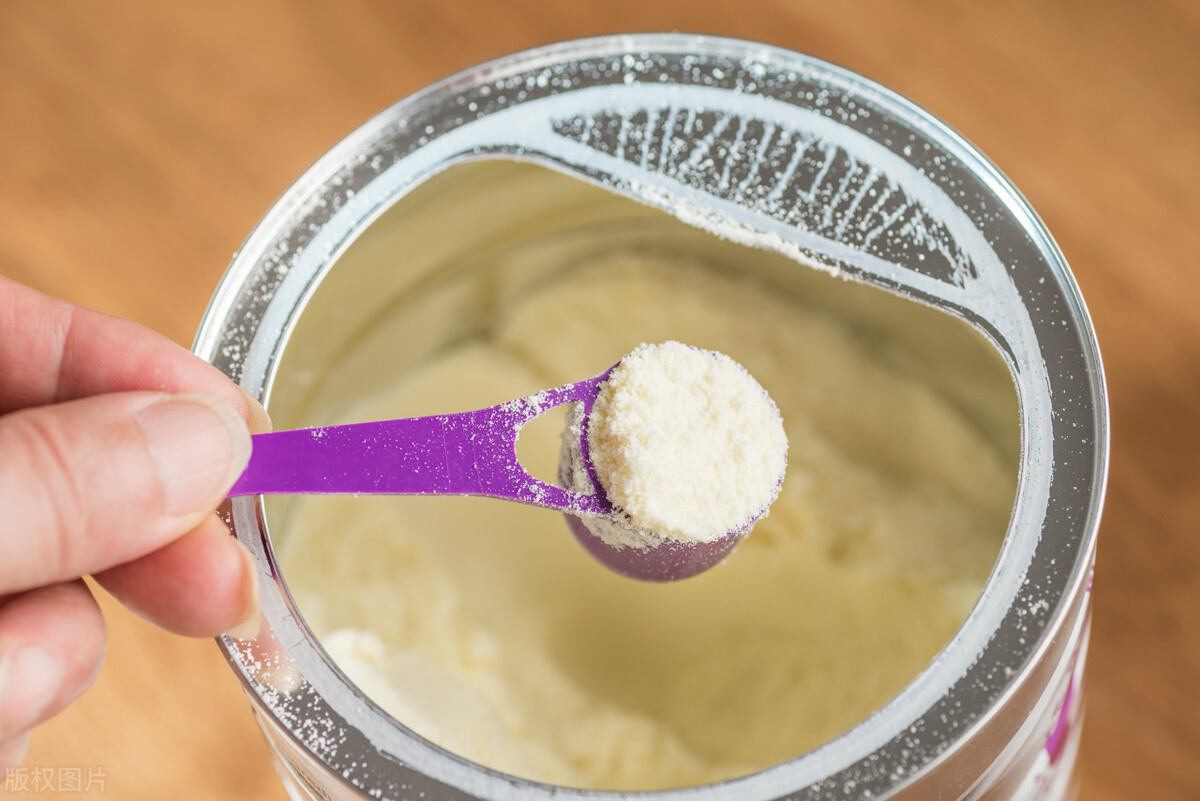 买奶粉的妈妈发现奶粉里面有虫,刚开罐的奶粉有活虫