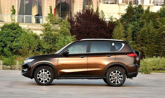 五粮液成功造出24亿汽车，售价5.89万，看着车标，网友笑：真省事