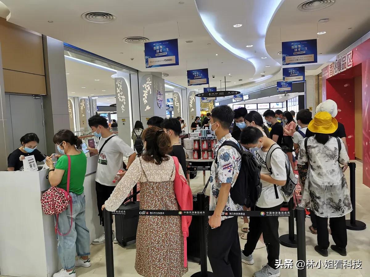 强买强卖？女子抹护手霜摸UGG靴子被要求买下，店家：提醒了还摸