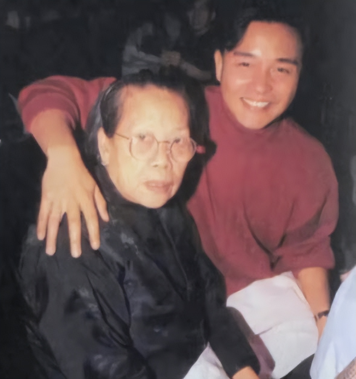 张国荣:被继母淋尿,原生家庭让他苦不堪言,46岁跳楼全身是伤