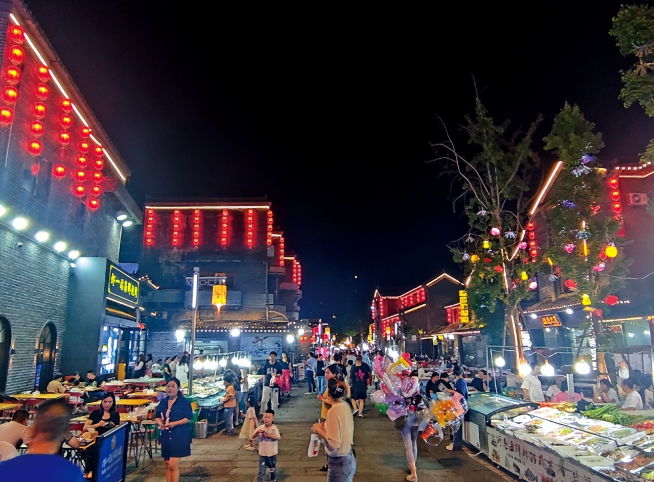 “多彩夜色苏新消费”系列报道——拓展新场景外摆经营越夜越火爆