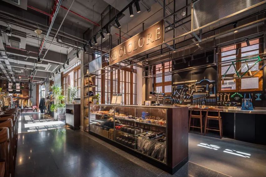 痴迷骑行的男人,骑行买自行车