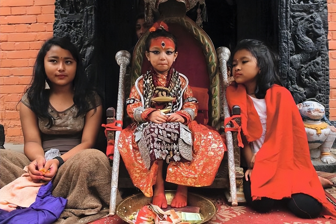 最神秘的尼泊尔女神,尼泊尔神女国王为她下跪的样子