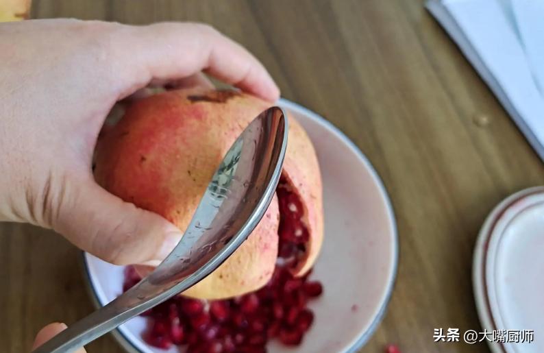 才知道，剥石榴真简单，上锅蒸一蒸，不脏手不流汁，早知道早受益