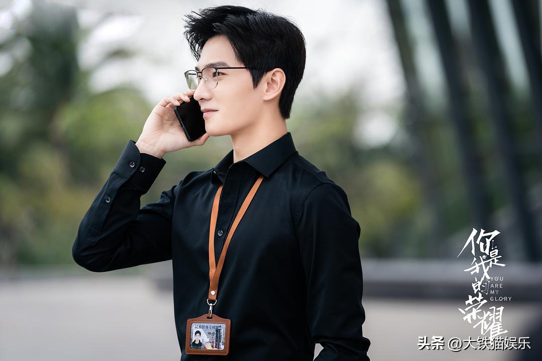 穿黑衣服的帅哥明星,10大穿白衬衫最好看的男明星