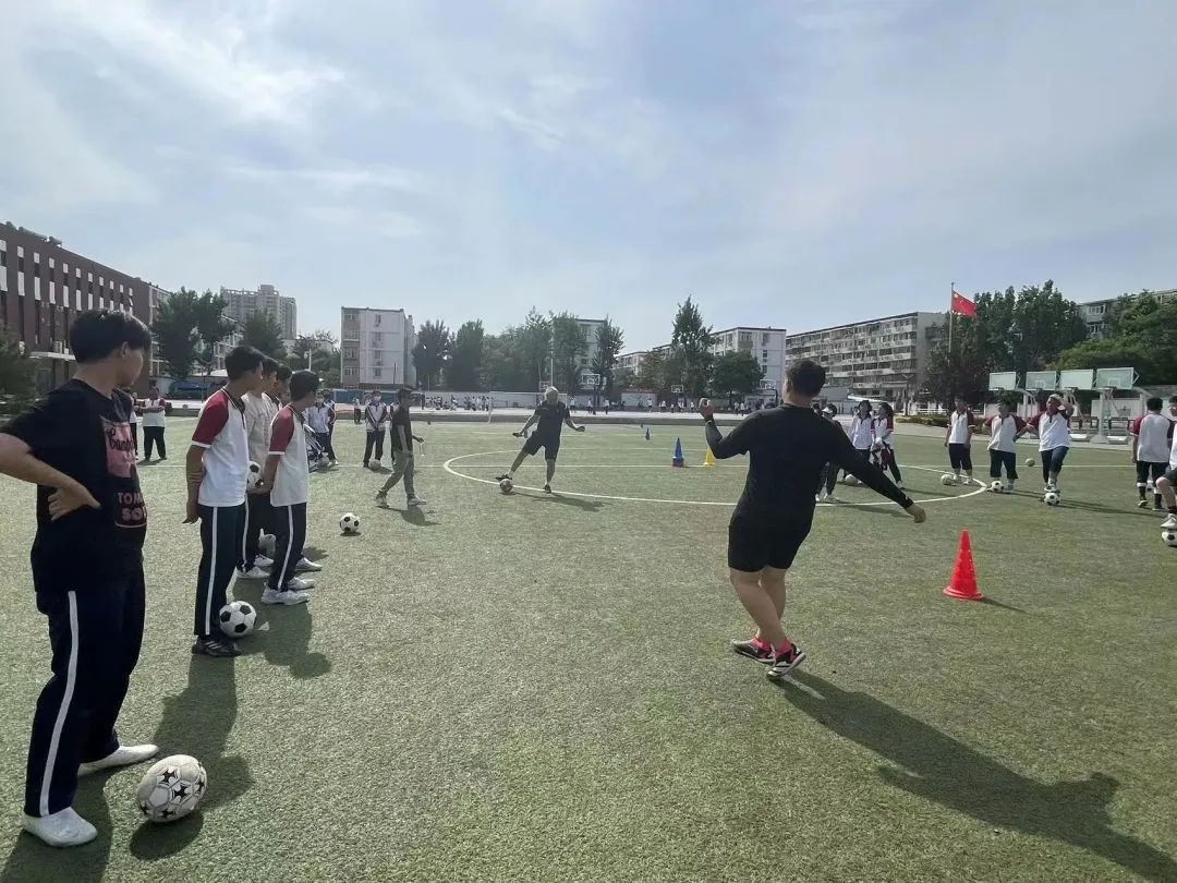 体验足球快乐成长,感受足球魅力弘扬体育精神