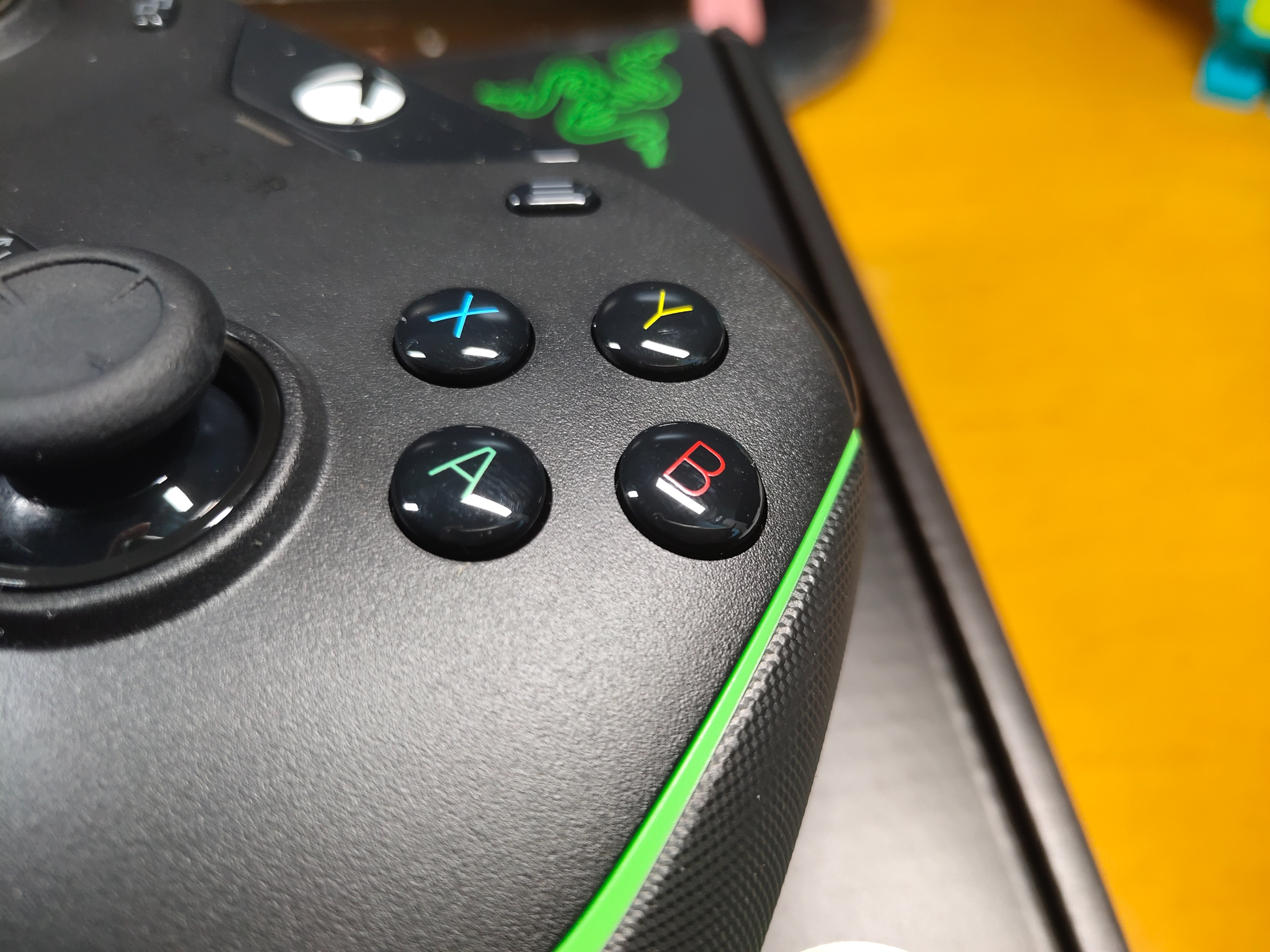 雷蛇幻影战狼幻彩版手柄上手评测,雷蛇幻影战狼v2手柄和幻彩区别