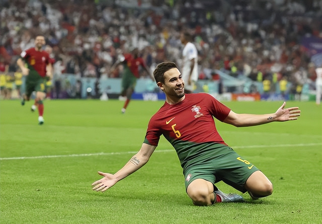 C罗替补，拉莫斯帽子戏法，39岁武僧进球，葡萄牙6-1血洗瑞士