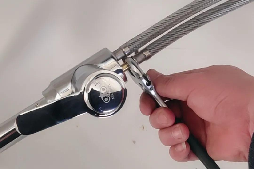 浴室明管冷热水龙头安装示意图,洗手盆水龙头冷热软管如何安装