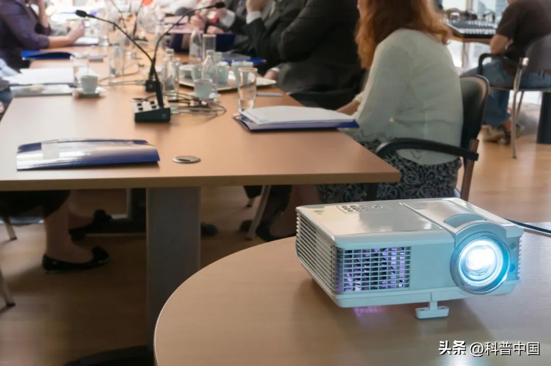 投影仪真的比电视护眼么,投影仪是不是对眼睛好点