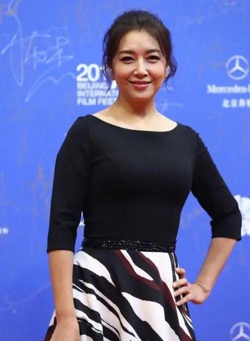 看烦了满屏的“纸片人”“排骨胸”，这几位有肉感的女星才是真美