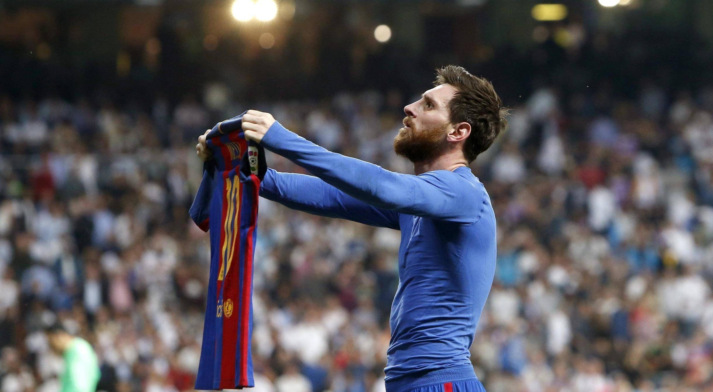 小罗背起梅西在什么时候,小罗背起梅西的那一刻高清照片