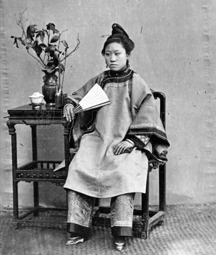 女人小脚为啥叫三寸金莲,古代女人是三寸金莲脚吗