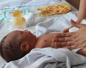 母乳充足为什么宝宝一边吃一边哭,母乳充足宝宝边吃奶边哭怎么办