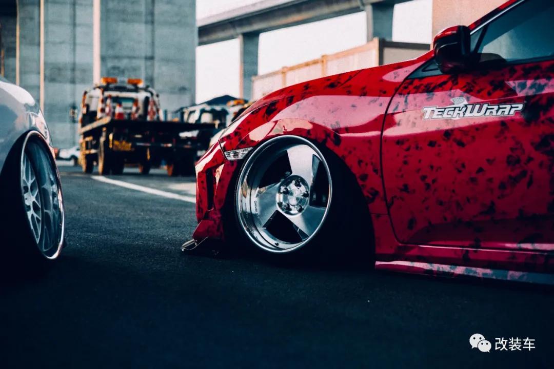 十代思域樱花粉低趴姿态,十代思域炫动蓝低趴姿态