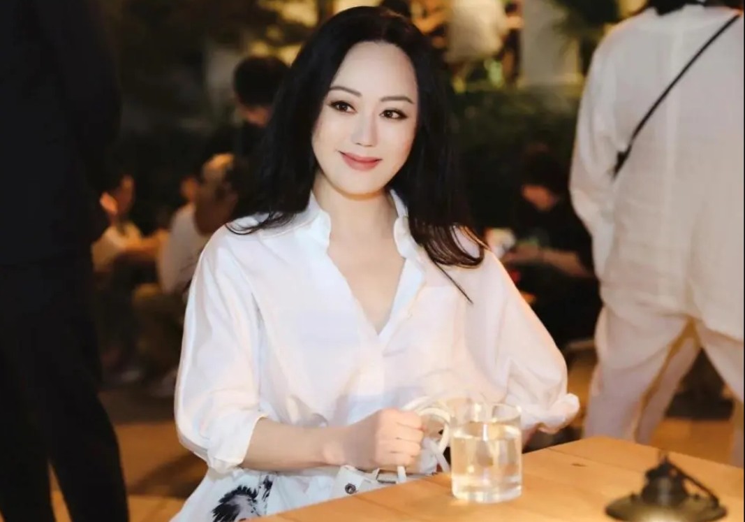 香港第一败家女，败光2个亿万富翁，为还2.5亿债款41岁做“*星艳**”