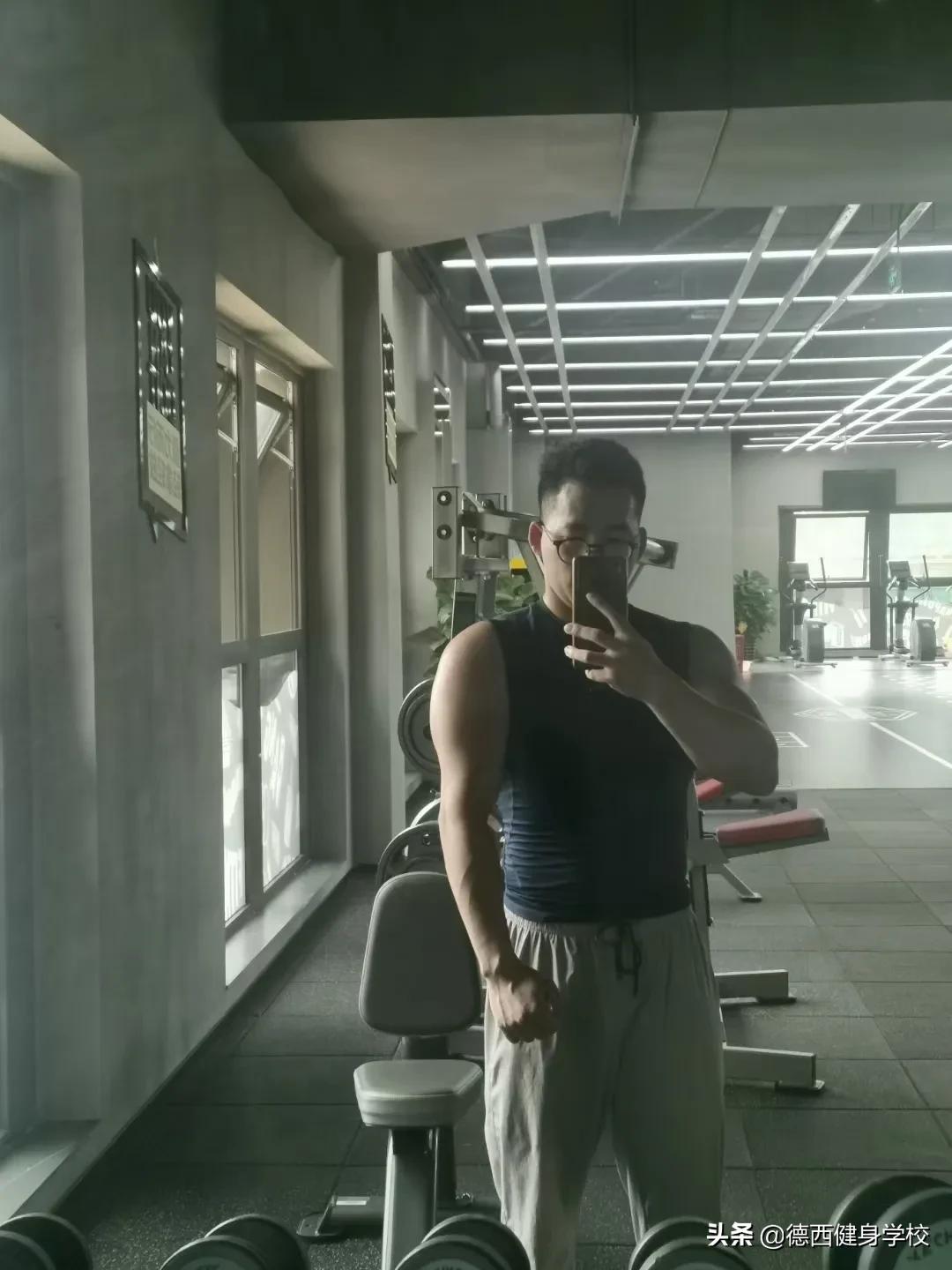 健身5年，他从“骨瘦如柴”到肌肉型男，身材事业双丰收