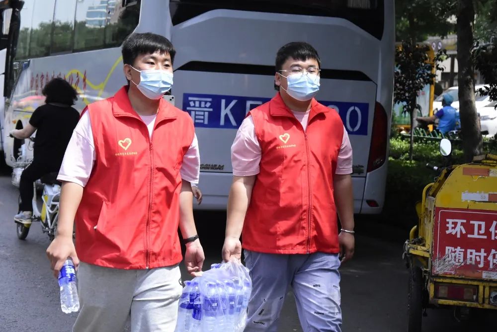 介休青志协红马甲为你护航，愿你旗开得胜，未来闪闪发光