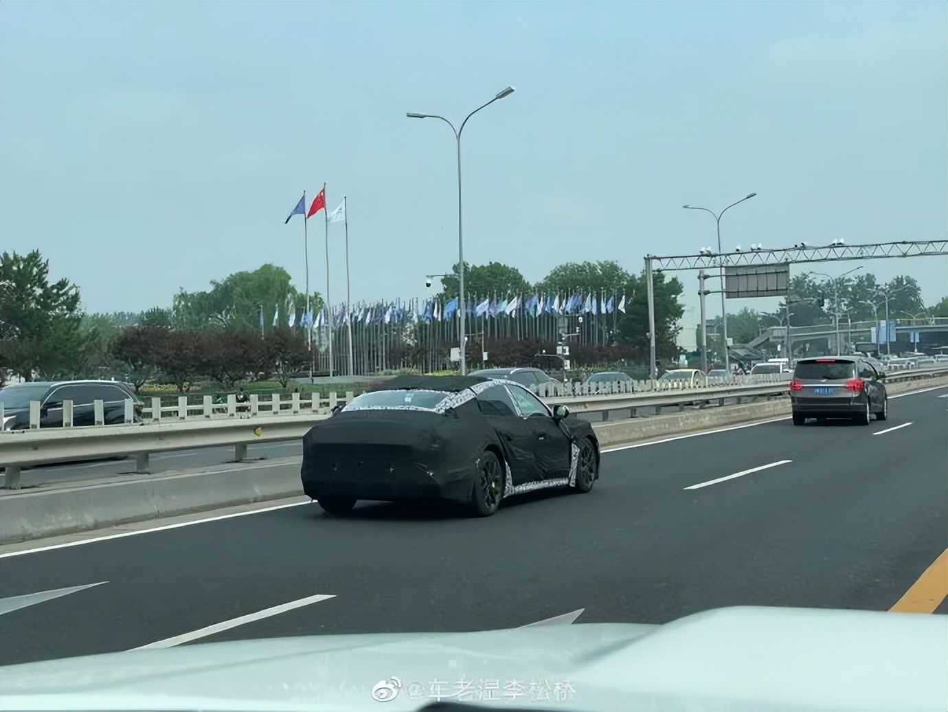 小米纯电动汽车样车,小米汽车全新谍照曝光车头极长