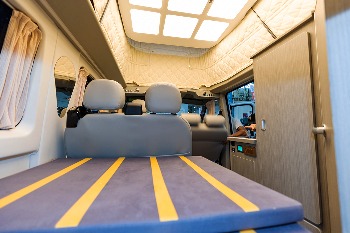 升顶b型房车可睡六人,升顶4座旅居车