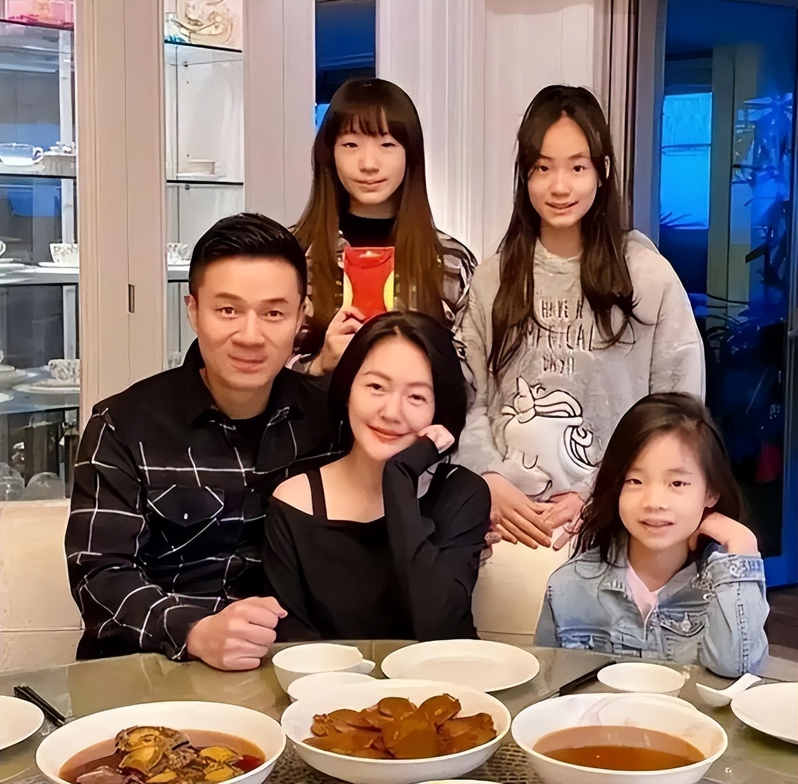 假装高贵、喜欢炫富、爱傍富豪，这些台湾女星活该没有好下场