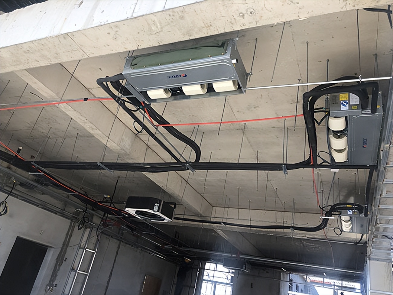 中央空调普通空调哪个费电,家用中央空调电费大概一天多少钱