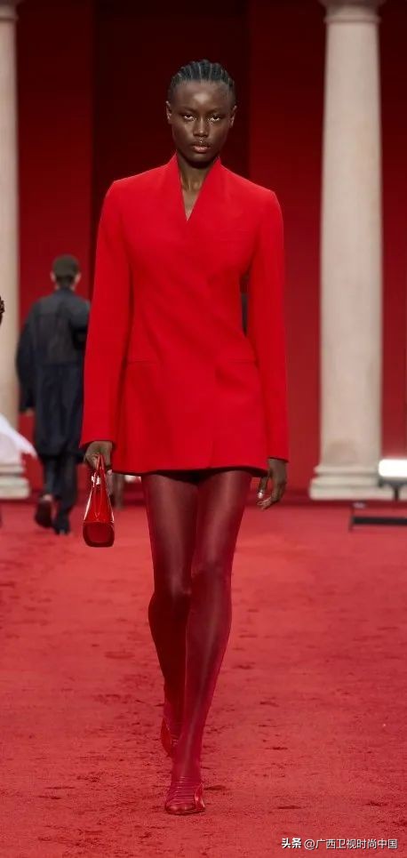 快过年了还是穿红色喜庆点,快过年了买件红色的衣服