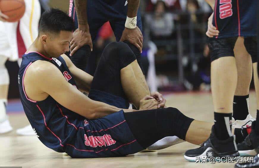 崴脚第一时间应该怎么处理,崴了脚第一时间怎么处理