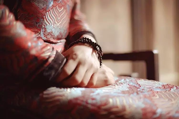 国潮旗袍和其它旗袍有什么不一样,中国式旗袍极具吸引力的东方美