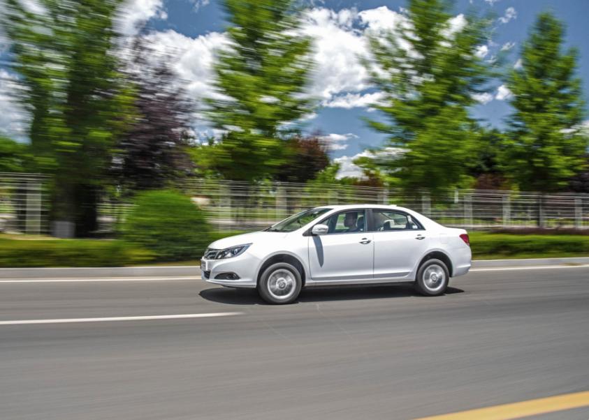 买车太纠结，想租电动车先体验一番，没想到请来一个“爹”