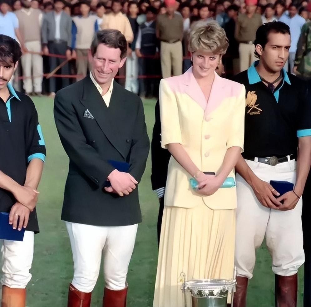 威廉和凯特在泰姬陵落泪视频,威廉怀念凯特年轻时