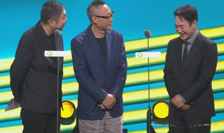 赵丽颖眼睛发炎上台领奖侧面照片,赵丽颖领奖神图高清照片